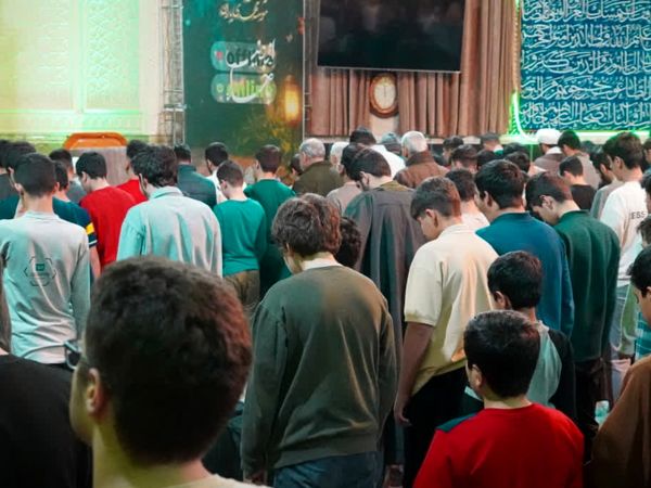 جلوه‌ای از اعتکاف دانش‌آموزی در مسجد امام علی‌بن‌ابی‌طالب (ع)