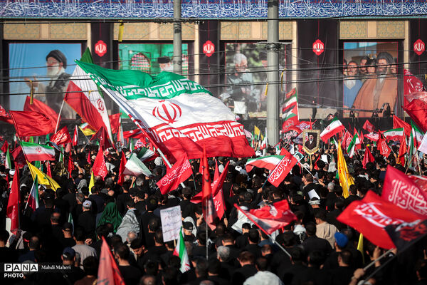 اقامه نماز بر پیکر مطهر رهبر شهید انقلاب و شهدای خانواده ایشان-2