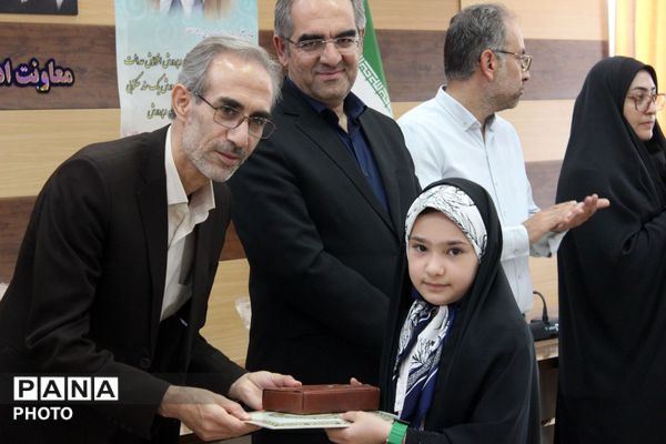 تجلیل از حافظان قرآن کریم در مرند با حضور مسئولان آموزش و پرورش