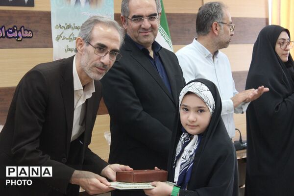 تجلیل از حافظان قرآن کریم در مرند با حضور مسئولان آموزش و پرورش