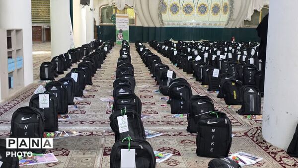 اهدای۳ هزار بسته لوازم‌التحریر به یاد دانش‌آموزان شهید میناب