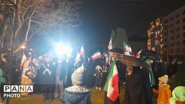 تجمع انقلابی مردم مشهد در میدان محمدیه همزمان با شب شهادت امام صادق (ع)