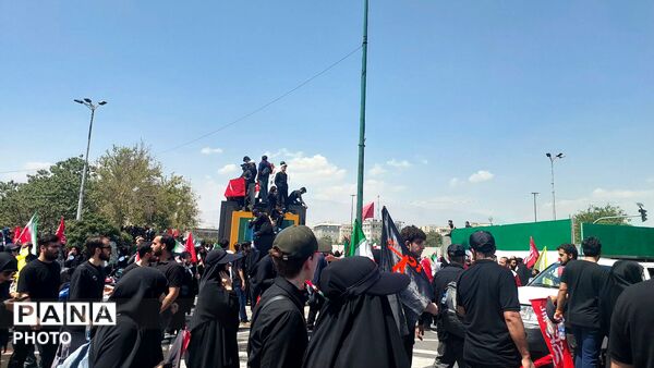 پرچم‌های سرخ بر فراز خیابان‌های تهران؛ بدرقه باشکوه رهبر شهید