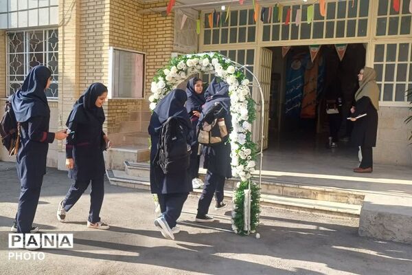 جشن جوانه‌ها در دبیرستان هیئت‌امنایی فرشتگان شیراز