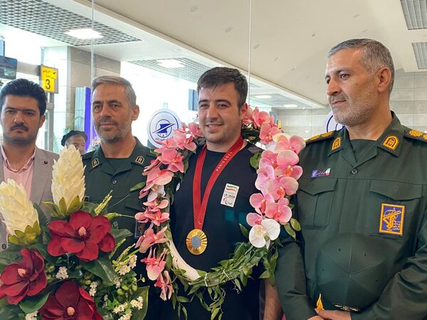 بازگشت میثم حاج بابایی قهرمان پارالمپیک به سرزمین مادری