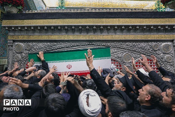 طواف پیکر رهبر شهید انقلاب بر گرد ضریح مطهر امام رضا علیه‌السلام