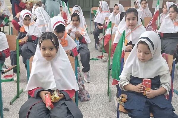 برگزاری جشن شکوفه ها در دبستان نجمه ناحیه یک شهرری