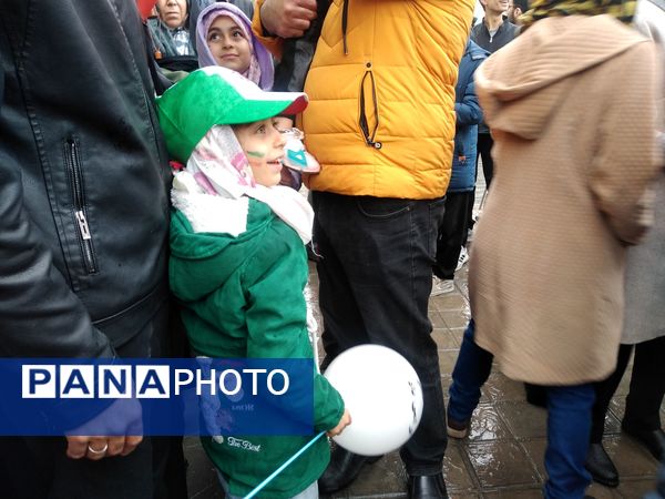 همگام با هم؛ مردم و دانش‌آموزان، شکوه جاودانه ۲۲ بهمن را فریاد می‌زنند