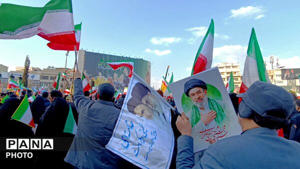 بیعت چشمگیر مردم با رهبر جدید انقلاب 