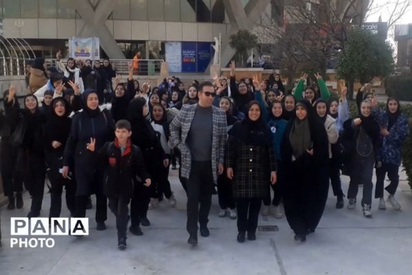 بازدید پرشور دختران دبیرستان قیام و بعثت‌۲ از بلندترین نماد پایتخت