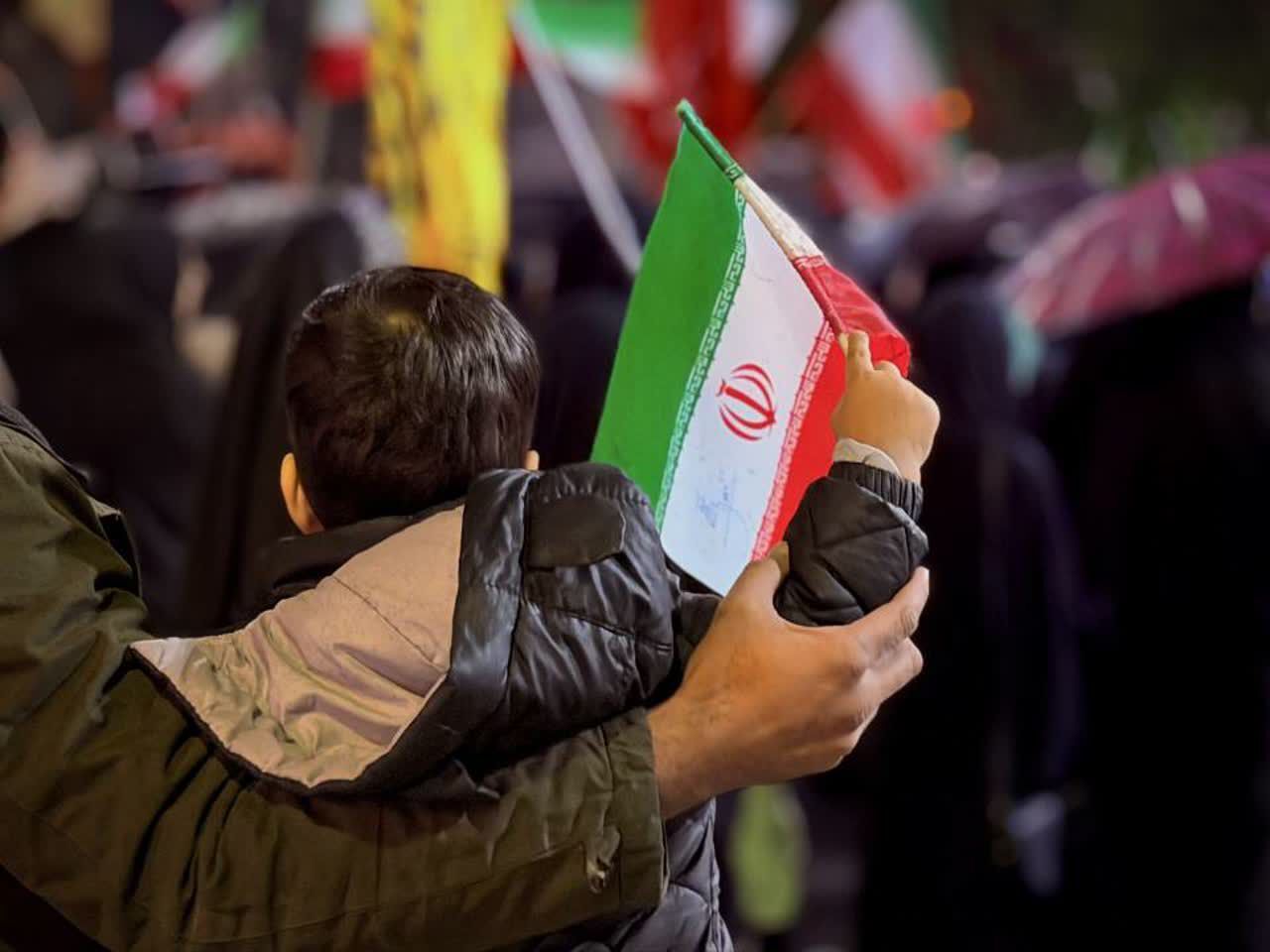 اتحاد پدر و پسری در قلب تپنده ی ملت
