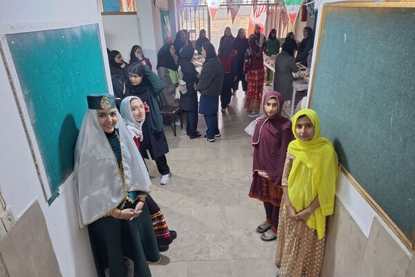  آیین افتتاح جشنواره ماها و ایران‌مون در دبیرستان خدیجه کبری پردیس 