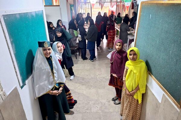  آیین افتتاح جشنواره ماها و ایران‌مون در دبیرستان خدیجه کبری پردیس 