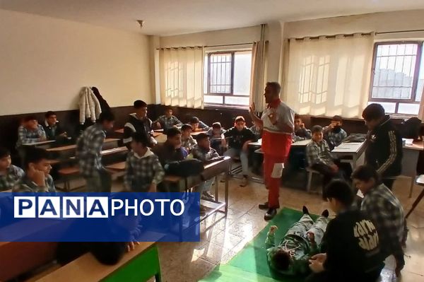 آموزش کمک‌های اولیه در مدرسه شهید فتوحی رباط‌کریم