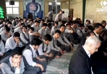 برگزاری نماز جماعت با حضور مدیر آموزش و پرورش ناحیه دو شهرری در دبیرستان فرهنگیان شهید بهشتی 