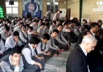 برگزاری نماز جماعت با حضور مدیر آموزش و پرورش ناحیه دو شهرری در دبیرستان فرهنگیان شهید بهشتی 