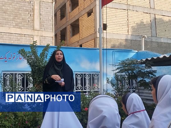 حضور مامور نیروی انتظامی در مدرسه و گفتگوی صمیمی با دانش آموزان و آگاهی بخشی درمورد مسائل امنیتی 