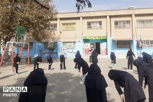 رقابت دوستی و سلامتی هفته تربیت‌بدنی با شور و نشاط دانش‌آموزان در دبیرستان توحید یک
