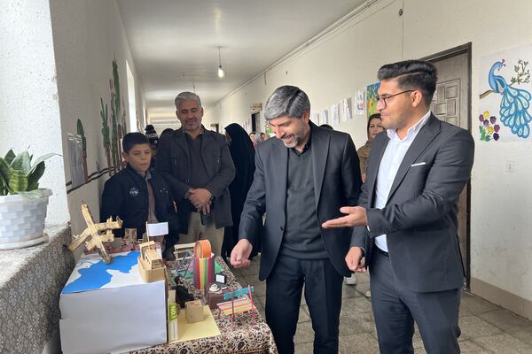 نمایشگاه دانش‌آموزان دبستان دانش آباده به‌مناسبت هفته ماها