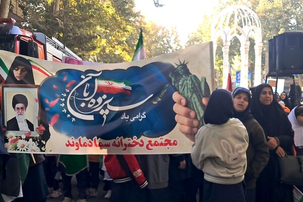 حضور پرشور دانش‌آموزان مدارس شهرستان دماوند، در راهپیمایی یوم‌الله ۱۳ آبان