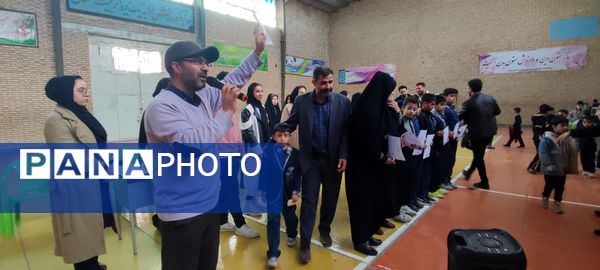 مسابقات دارت در دبستان پسرانه غدیر شهرستان شیروان