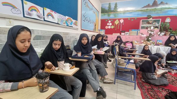 عطر مطالعه در کافه کتاب کلاس پنجم دبستان شاهد بنت‌الحسین تبریز