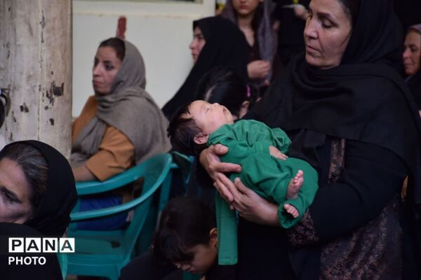 اشک و اندوه مادران زرقانی در سوگ کوچک‌ترین شهید کربلا