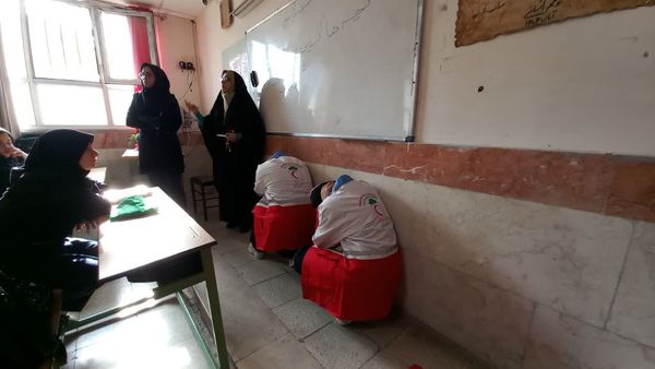 برگزاری مانور زلزله در دبیرستان سردار شهید قاسم سلیمانی 