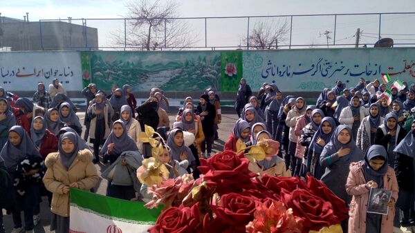 جلوه‌ای از همدلی و عشق به وطن در مدرسه والدین ۲ آناخاتون همزمان با زنگ انقلاب