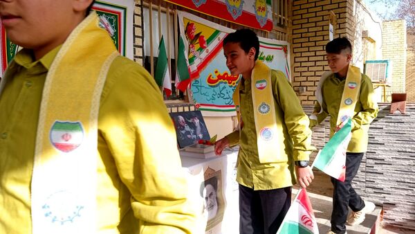 طنین زنگ انقلاب در مدرسهٔ شهید صادقی باخرز