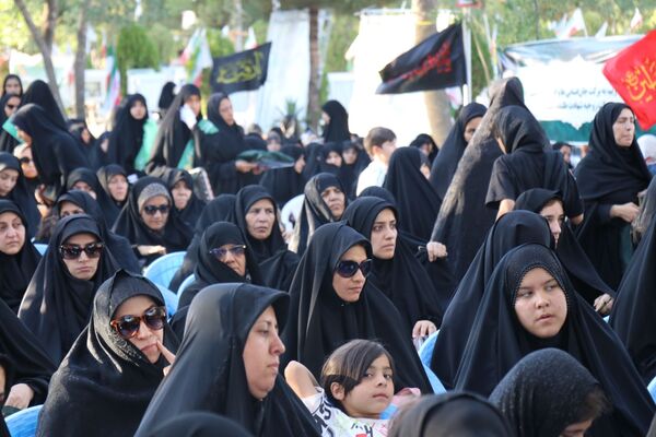 ادای احترام وزیر آموزش و پرورش و فرماندهان سپاه بر مزار سردار شهید کاظمی در بهشت رضا(ع)