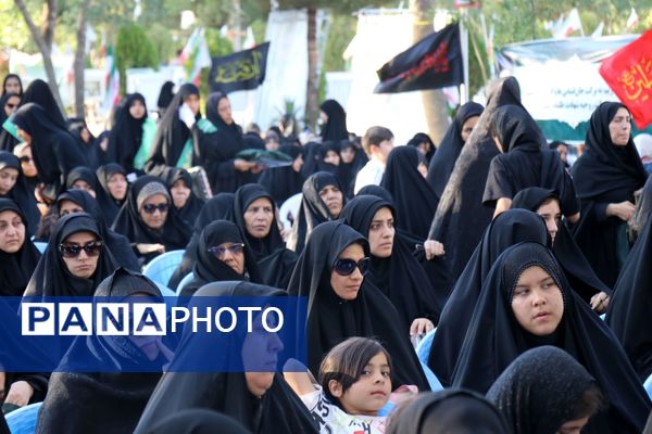 ادای احترام وزیر آموزش و پرورش و فرماندهان سپاه بر مزار سردار شهید کاظمی در بهشت رضا(ع)