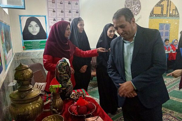 از سنت تا خلاقیت، برگزاری نمایشگاه صنایع دستی یلدا در دبیرستان توحید یک