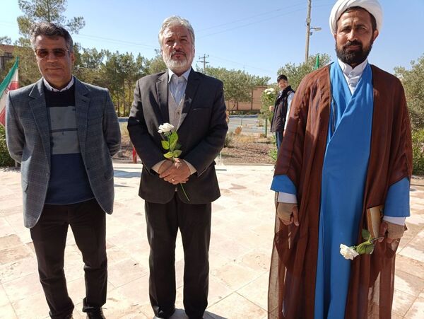 غبارروبی مزار شهدای گمنام دانشگاه آزاد اسلامی واحد کاشمر 