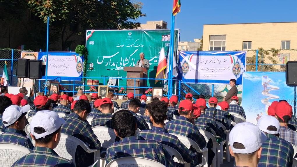 آغاز سال تحصیلی با حضور سخنگوی آموزش و پرورش در مدرسه شهید حسین گلزاری