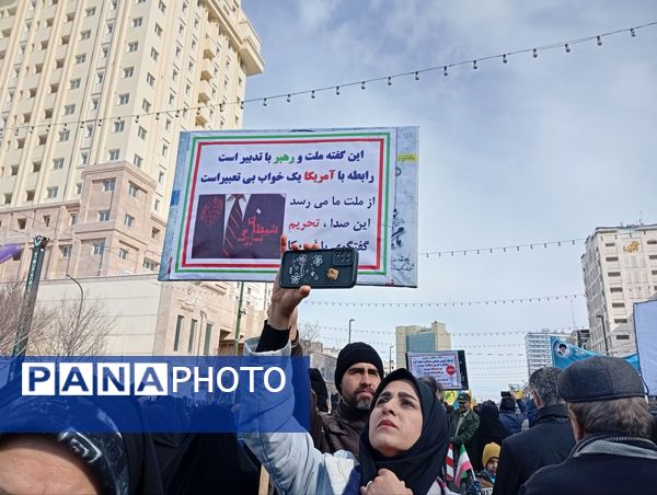 راهپیمایی ۲۲ بهمن در مشهد با حضور فرمانده واحدهای حوزه ۱۹ بسیج دانش‌آموزی منطقه تبادکان