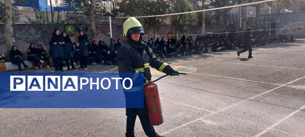  آموزش مهارت‌های اطفای حریق در دبیرستان نمونه محبوبه محبی نیشابور 