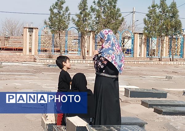 دلتنگی و حضور مردم روستای حسن آباد بلهر بر سر مزار شهیدان و عزیزانشان  