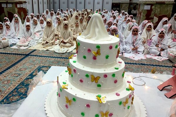برگزاری مراسم جشن تکلیف دانش‌آموزان دبستان نیلوفر رفیعی ناحیه دو شهرری 