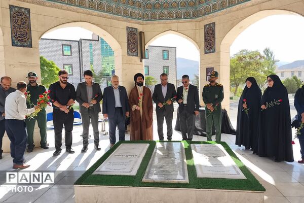 تجدید میثاق با خون شهدا؛ گلباران گلزار شهدای فیروزکوه همزمان با هفته دفاع مقدس
