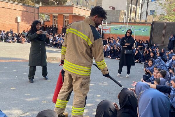 حضور قهرمانان بی‌ادعا در مدرسه حاج مهدی رسولی در هفته پدافند غیر عامل