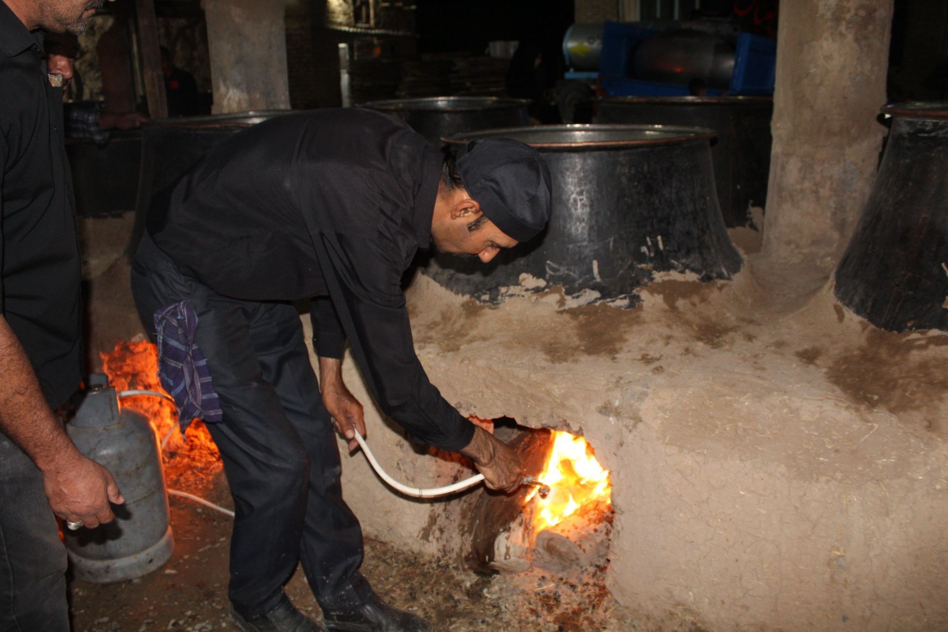 آماده‌سازی هلیم عاشورا در روستای اسحاق آباد نیشابور 