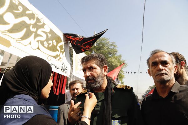 حضور فرمانده سپاه تهران در میان خیل زائران جاماندگان اربعین