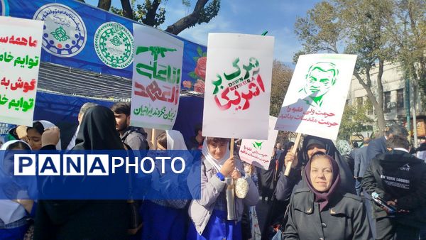 غرفه نسل افتخار سازمان دانش‌آموزی استان آذربایجان شرقی در راهپیمایی ۱۳‌ آبان