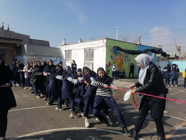  مسابقه طناب کشی به مناسبت دهه فجر در مدرسه ناهید نخودی 