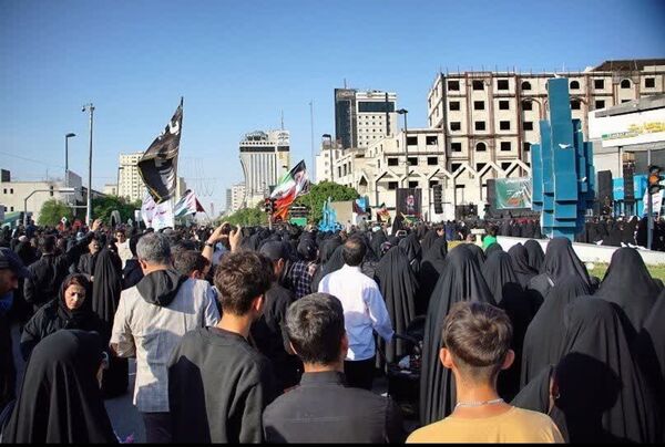 عزاداری مردم مشهد به مناسبت شهادت خادم الرضا(ع)، آیت الله رئیسی و همراهان ایشان