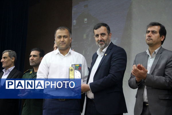 تجلیل از برگزیدگان دبیرستان شهید بهشتی شهرستان بوشهر (1)