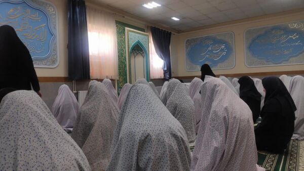 عطر بندگی در مدرسه اقامه نماز جماعت