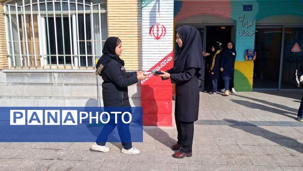 آغاز جشن‌های انقلابی مدرسه توسط پیشتازان 