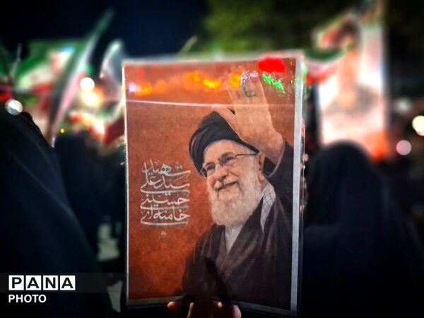 حضور پررنگ مردم در اجتماعات با تصاویر رهبری